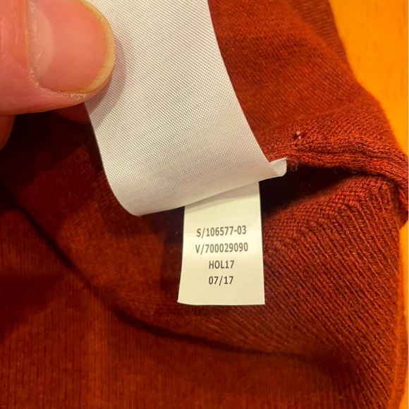 Banana Republic Men’s Maroon V Neck Sweater - Picture 5 of 5